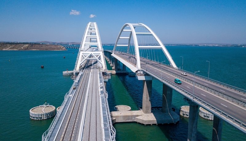 Крымский мост перекроют для движения автомобилей на неделю