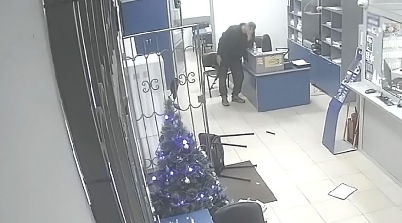 Нетрезвый мужчина  попытался ограбить банк в Алуште с помощью пластмассового автомата