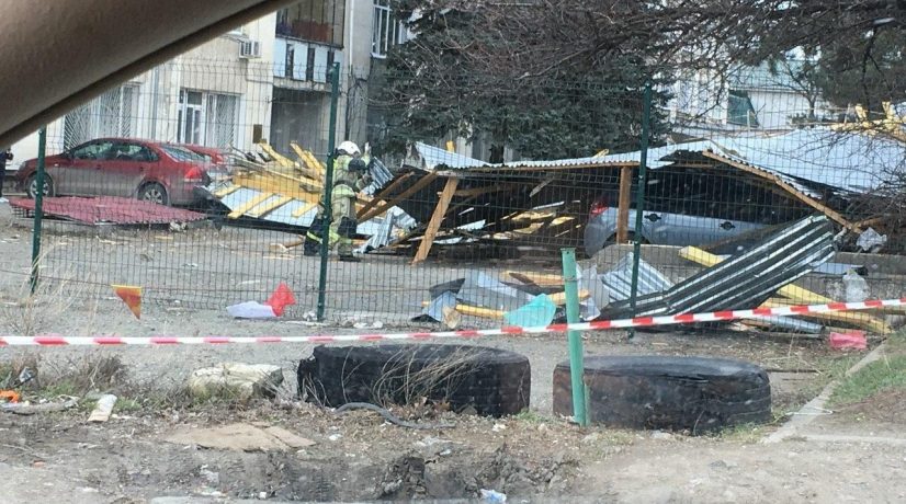 В Симферополе ветер сорвал крышу многоэтажки – под завалом оказалось 15 машин