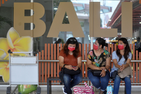 12 туристов, вернувшихся с Бали, доставили в евпаторийский обсерватор