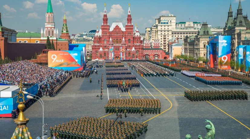28 городов России проведут военные парады в День Победы