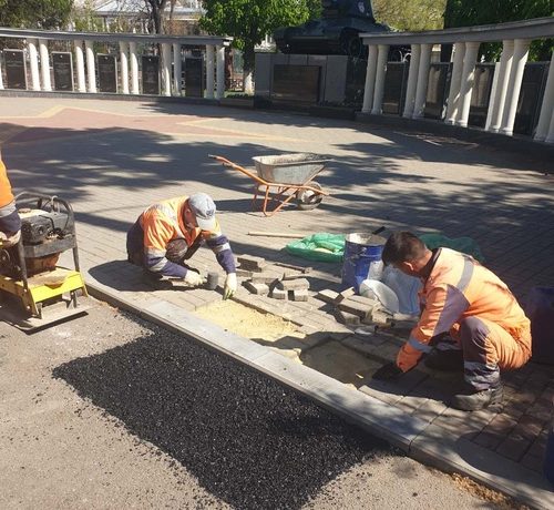 В крымской столице ремонтируют тротуары и обновляют скамейки