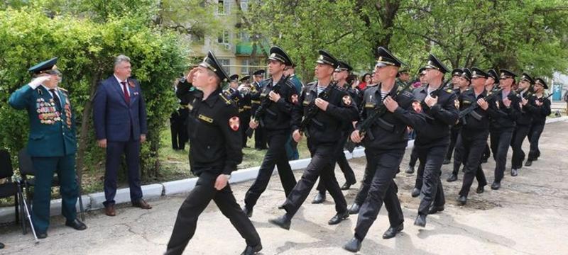 В городе-герое Керчи состоялись парады у домов ветеранов