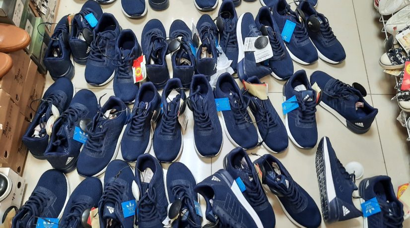 Более 300 пар контрафактных кроссовок изъяли крымские таможенники