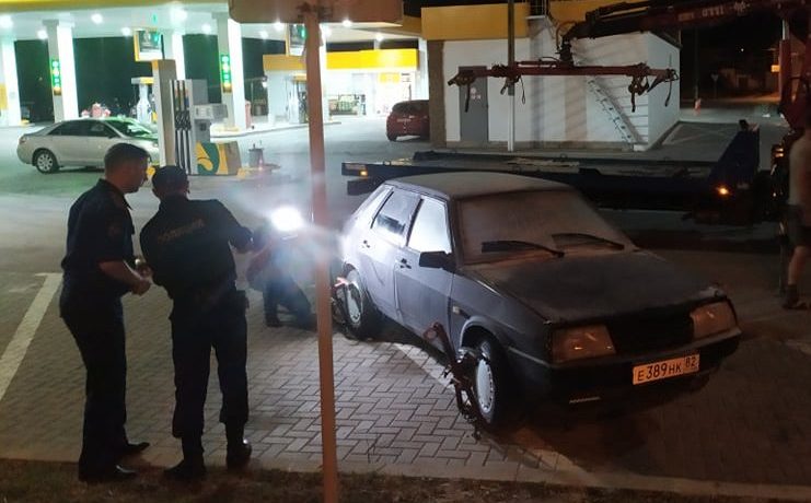 В Керчи пострадали четыре человека при взрыве автомобиля на АЗС