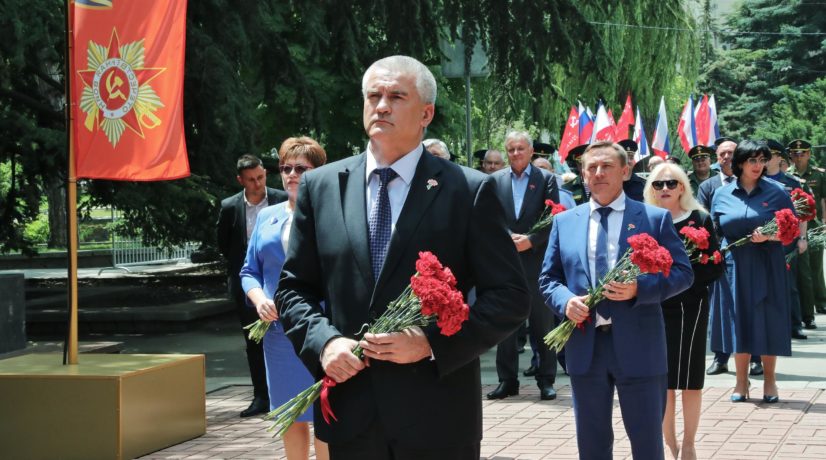 В столице Крыма возложили цветы к Вечному огню