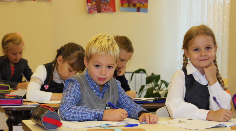 Семьи с детьми школьного возраста получат по 10 тысяч рублей на подготовку к школе