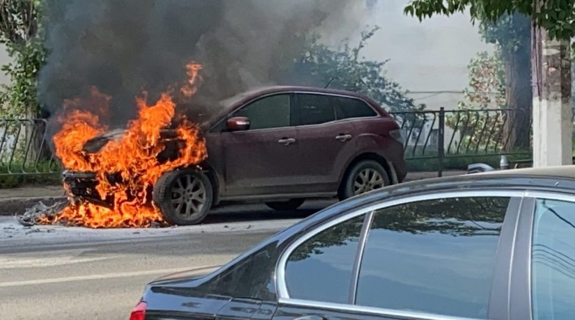 В Симферополе после ДТП загорелся автомобиль