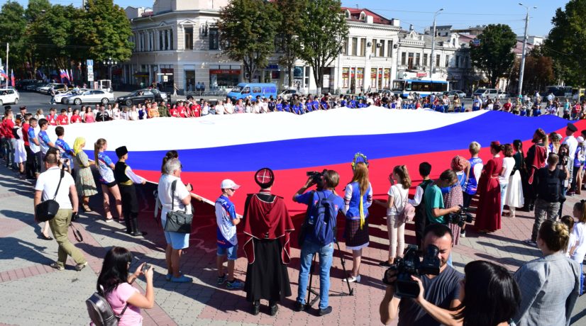 В Крыму отмечают День Государственного флага России