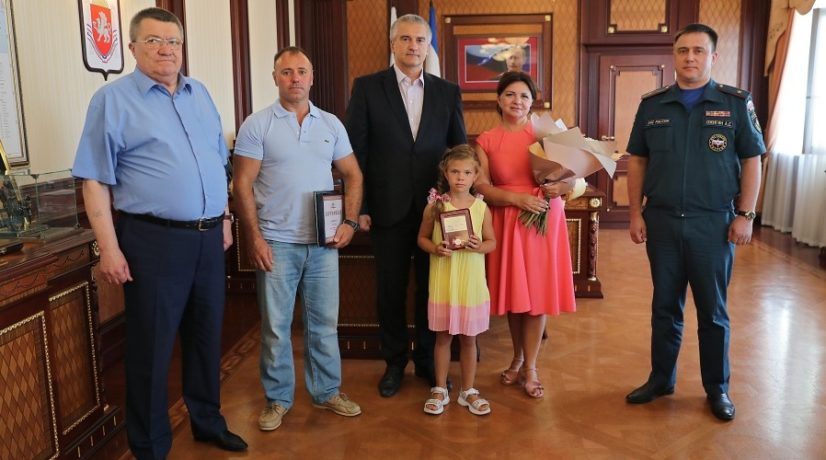 Аксёнов наградил путевкой в «Артек» семилетнюю девочку за спасение тонувшего ребенка