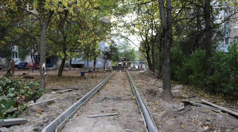 Почему благоустройство дворов в Симферополе не удалось закончить в срок, — комментарий представителя Министерства ЖКХ РК