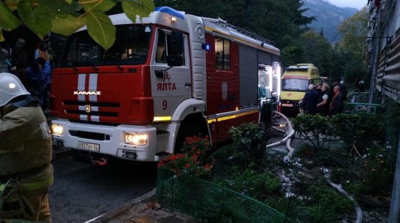 10 человек эвакуировали при пожаре в Ялте, женщина погибла