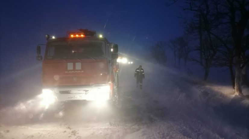 В Крыму в снежных заносах застряло 19 автомобилей