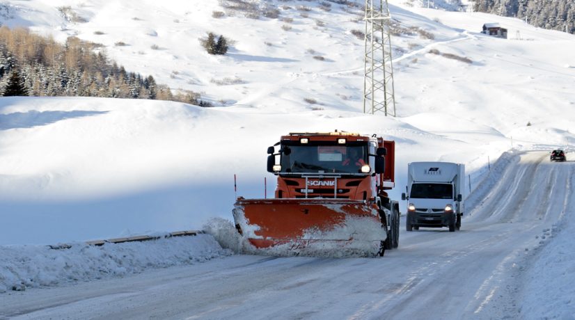 7 коммунальных автомобилей дежурят в Симферополе на случай ухудшения погоды