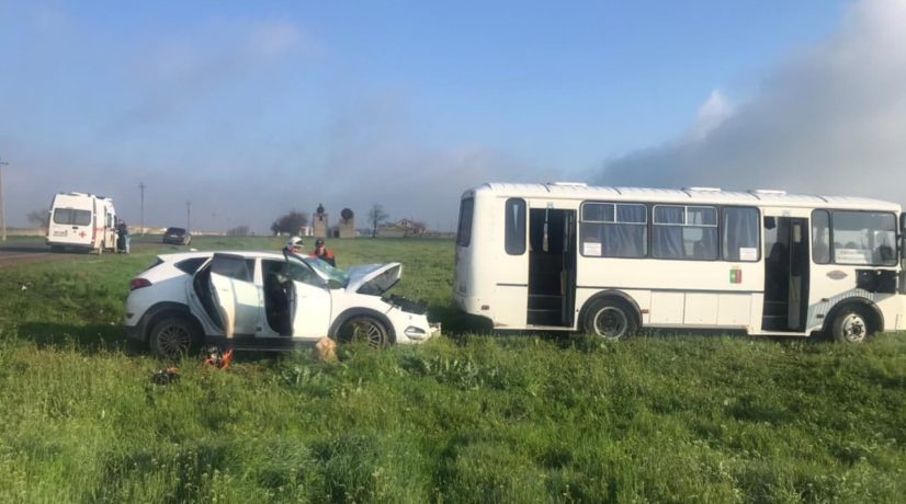 Пять человек пострадали в ДТП с участием пассажирского автобуса в Крыму