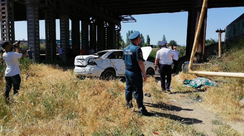 В Керчи два автомобиля слетели с моста: есть погибший