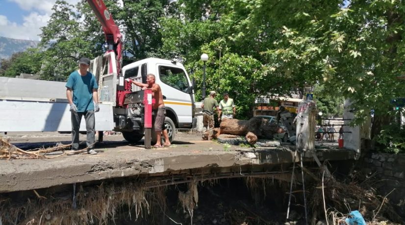 Ялтинцев просят не выезжать на улицы, где будет проводиться уборка последствий наводнения
