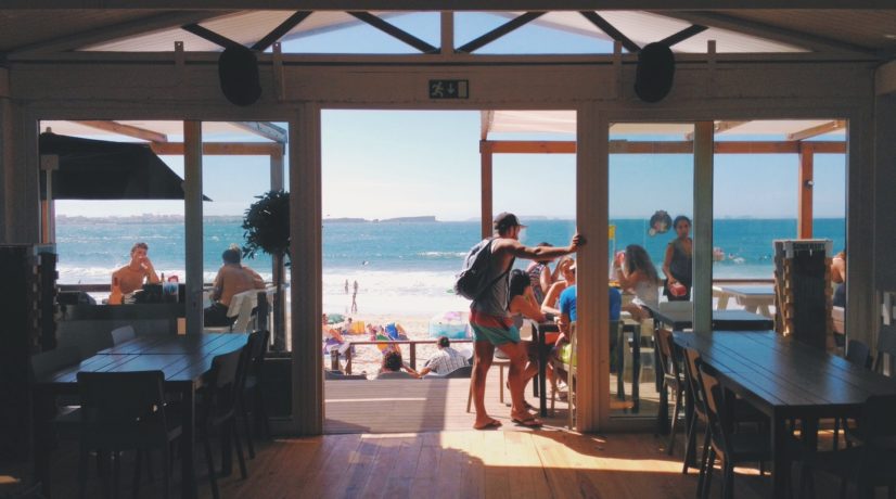 Пляжные кафе из 90-х и любовь к оформлению квартир в стиле «дорого-богато», — специалист озвучил слабые стороны крымского дизайна