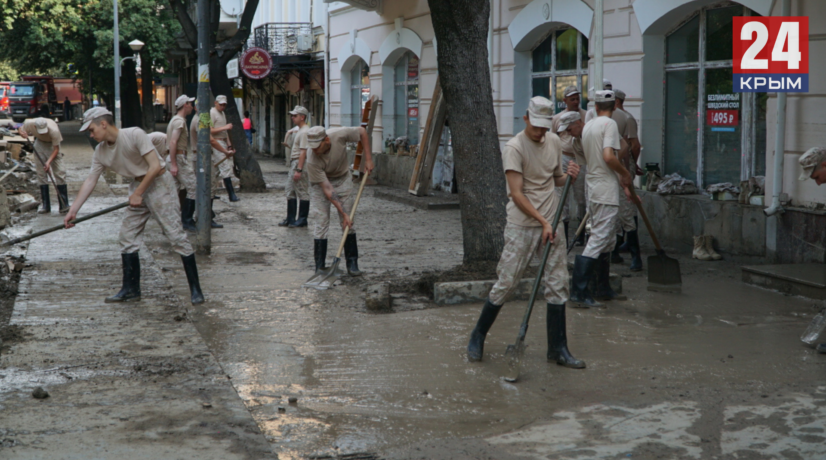 Военные продолжают ликвидировать последствия наводнения в Крыму