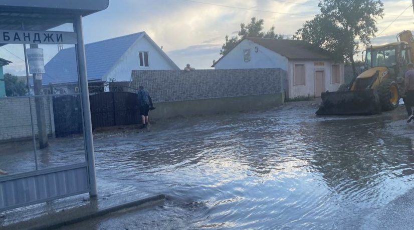 Из-за сильного дождя в Ленинском районе затопило 18 дворов