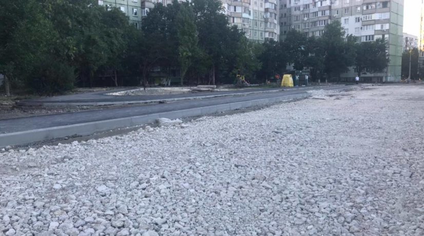 В Симферополе ремонтируют внутридворовые дороги по улице Маршала Жукова