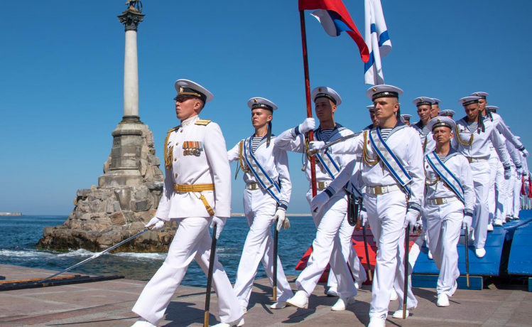 Губернатор Севастополя поздравил ветеранов флота и моряков-черноморцев с Днём ВМФ