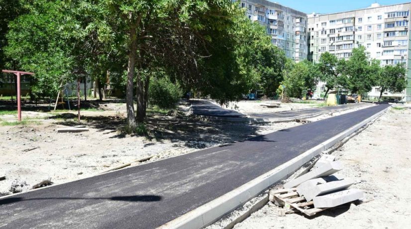 Названы причины медленных темпов реконструкции некоторых дворовых территорий в Симферополе