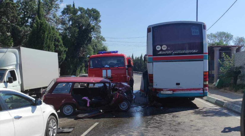 В Крыму легковой автомобиль врезался в рейсовый автобус: есть погибший