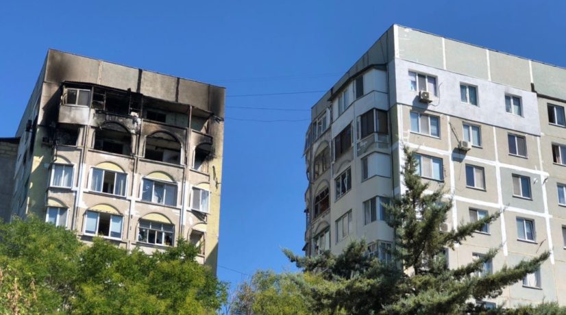 В Керчи в материальной компенсации отказали женщине с ребёнком, чья квартира пострадала от взрыва газа