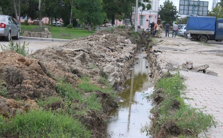 В Керчи после наводнения начали восстанавливать сквер у Морвокзала