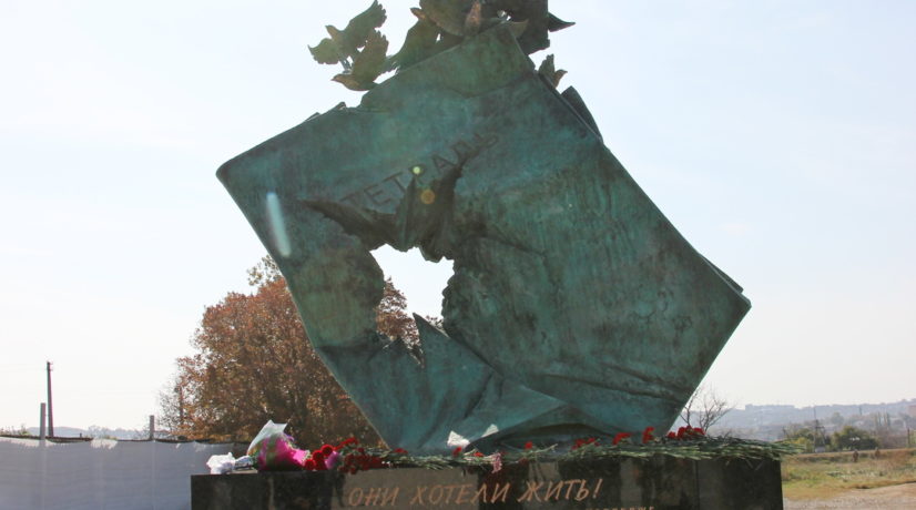 В Керчи открыли мемориал в память о погибших в политехническом колледже