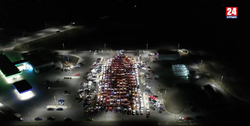 500 автомобилей выстроились в фигуру новогодней ёлки в Симферополе