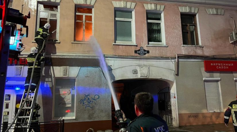 Стали известны предварительные причины пожара в многоквартирном доме в Ялте