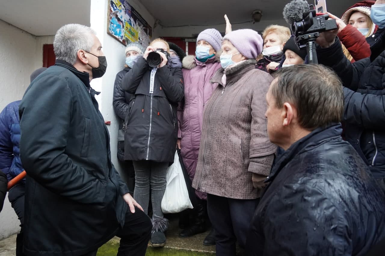 Последние крымские новости. Елин на встрече с жителями фото. Подъезд Республики Крым. Сергей Аксёнов. Сергей Аксенов ХМАО.