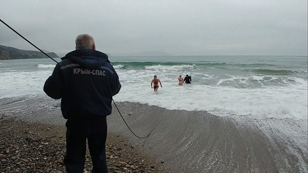 Безопасность крещенских купаний в Крыму обеспечивают 60 спасателей