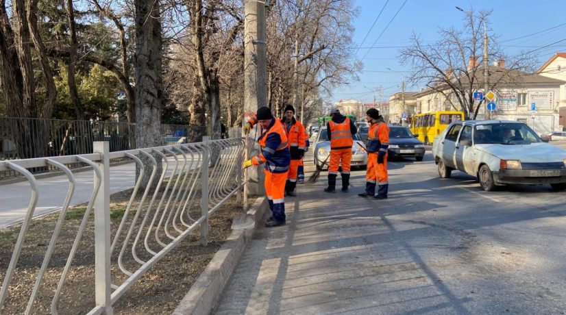 В Симферополе сформировали 5 дополнительных бригад коммунальщиков для уборки города после зимы
