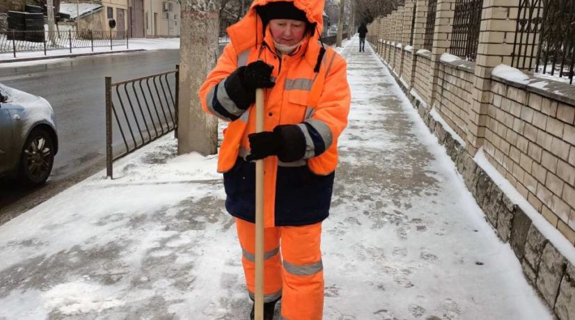 Более 200 дворников вышли на уборку снега в Симферополе