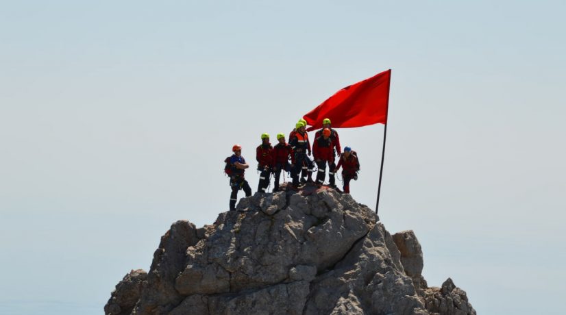Крымские спасатели установили Знамя Победы на Ай-Петри