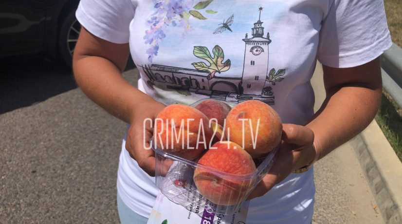 Въезжающих на полуостров туристов на Крымском мосту угощают персиками