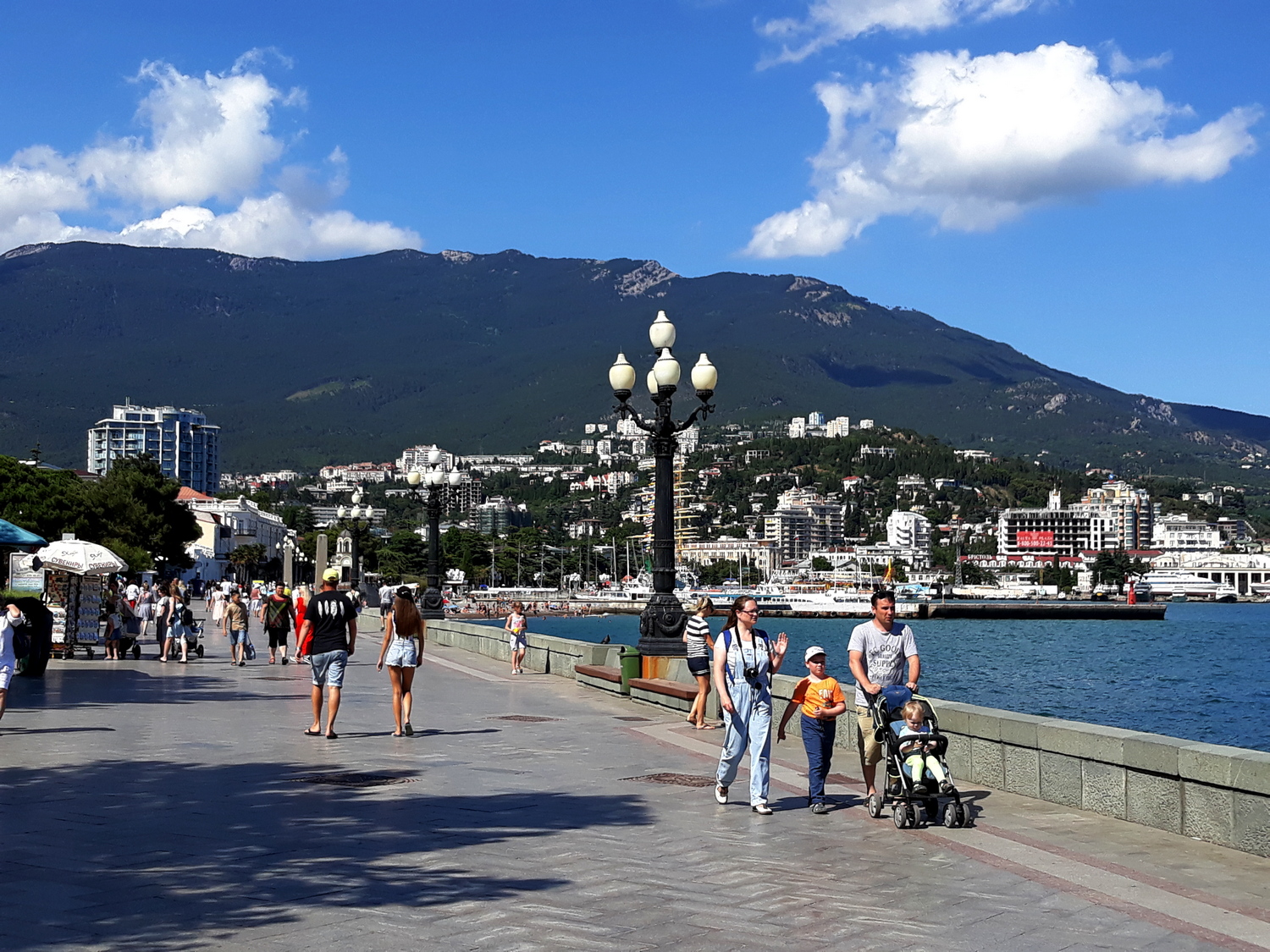 Ялта когда включат свет. Туристы в Крыму. Лето в Ялте фотосессия. Ялта 25 фото. Ялта фото туристов 2022.