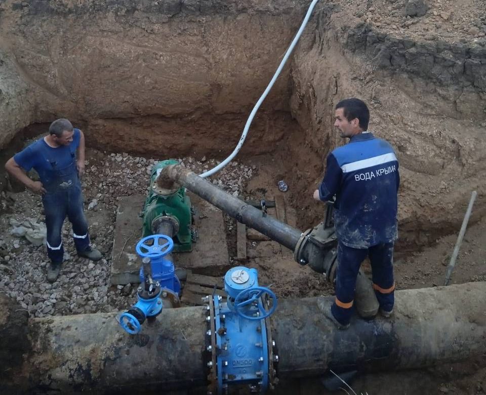 Почему нет воды в симферополе. Водопровод Крым. Авария на водоводе Евпатория. Подача воды в Крым. Потеря воды.