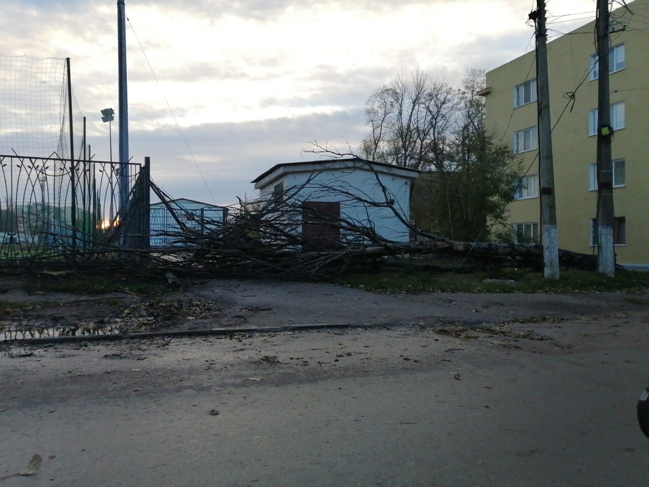 Крым после урагана. Шторм в городе. Штормовой ветер. Повреждена ЛЭП обстрел. Ночной ураган.