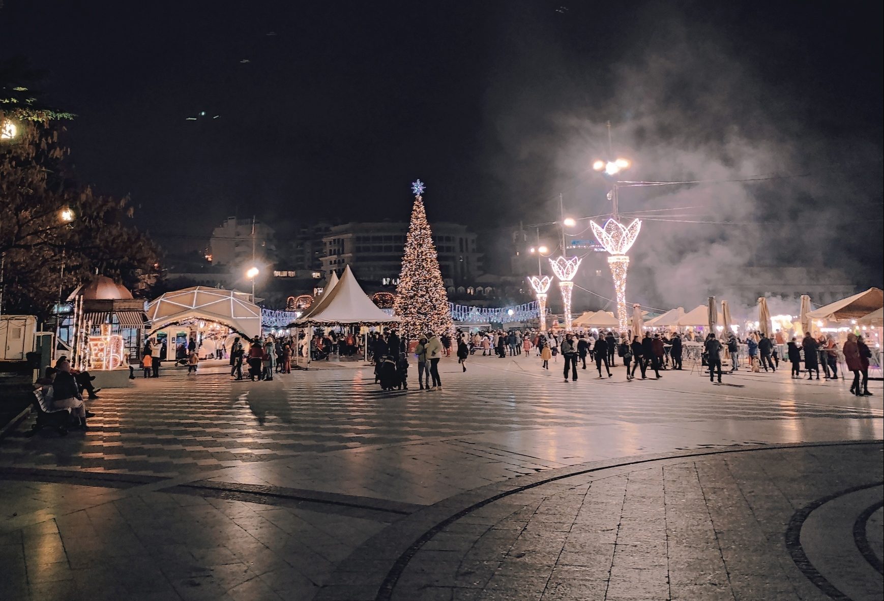 Праздники в крыму. Ялта декабрь 2021. Новогодние праздники фото. Новогодняя Швейцария фото туристов. Новогодние праздники Крым 2022.