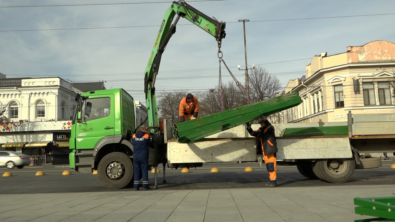 В Симферополе начали устанавливать главную городскую новогоднюю ёлку -  Радио Крым