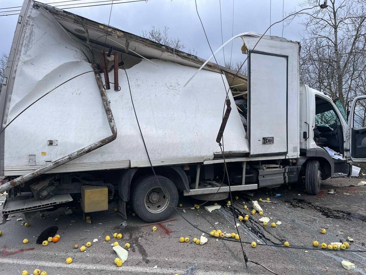 На трассе Алушта-Ялта разбился грузовик с яблоками - водитель погиб - Радио  Крым