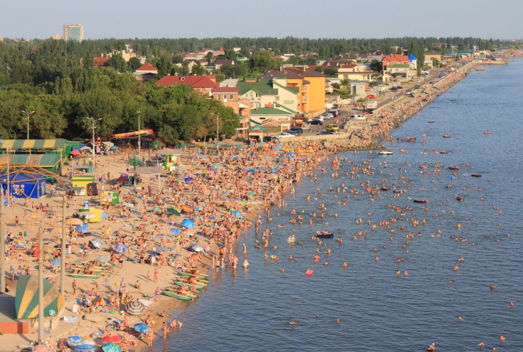 Запорожское отдых. Бердянск Азовское море пляж. Курорт Бердянск на Азовском море. Бердянск Курортный город. Бердянск набережная.