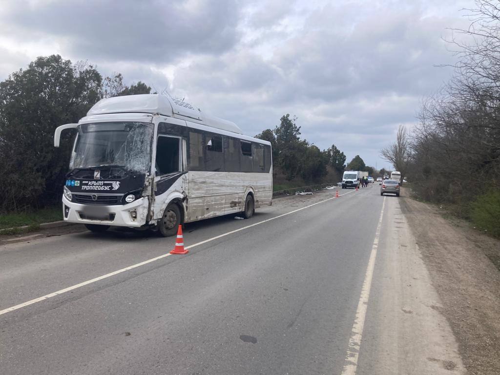 В Крыму рейсовый автобус столкнулся с грузовиком - Радио Крым