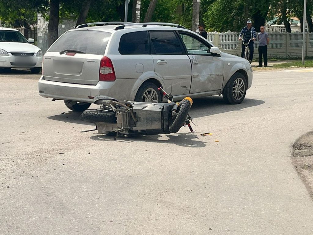 В Кировском районе подростки на мопеде врезались в легковой автомобиль -  Радио Крым