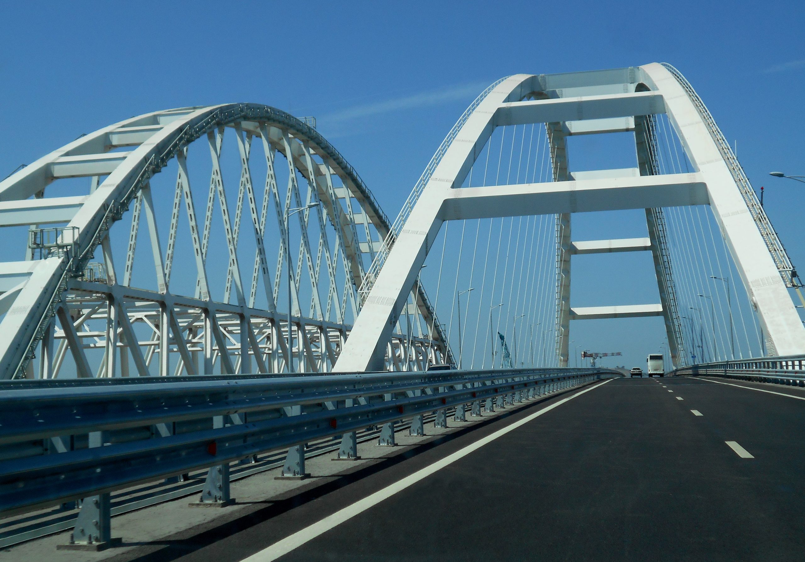 Крымский мост как добраться. Фото проезжающей по мосту машины. Машина до моста доехали картинка.