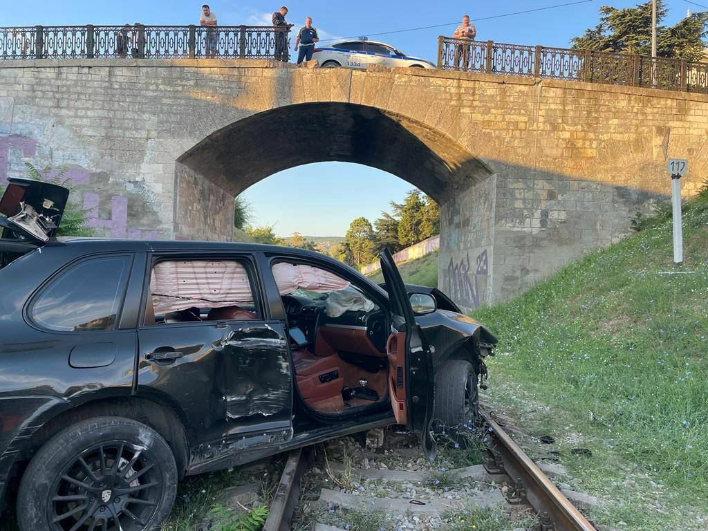 Рухнувший на рельсы автомобиль повредил объект культурного наследия в  Феодосии - Радио Крым